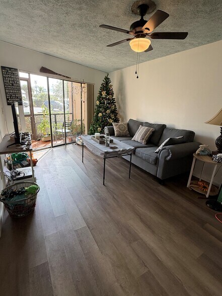 Building Photo - 2069 NE Collins Cir