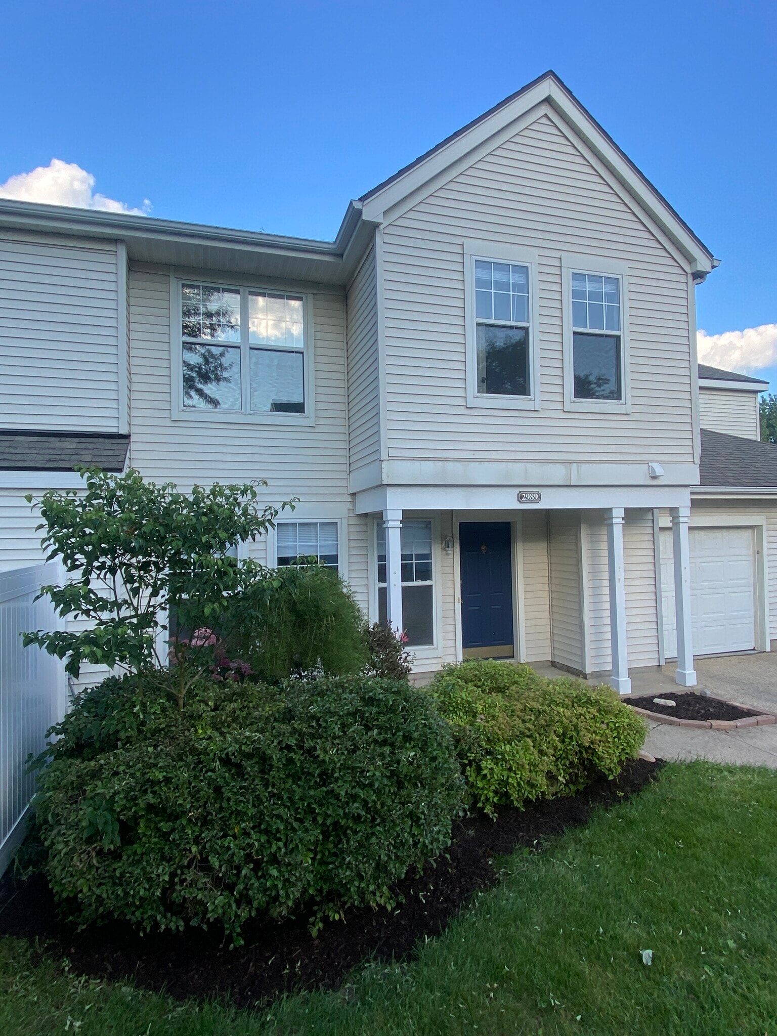 Lit entry and maintained garden - 2989 Holborn Cir