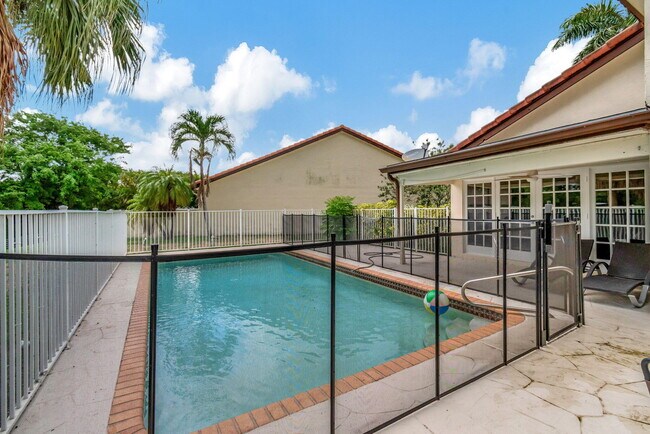 Building Photo - 7883 Villa Nova Dr N