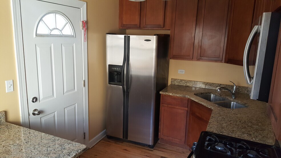 Building Photo - 2243 W Rosemont Ave