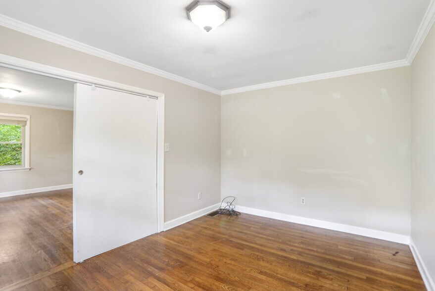 Building Photo - 932 Winburn Dr