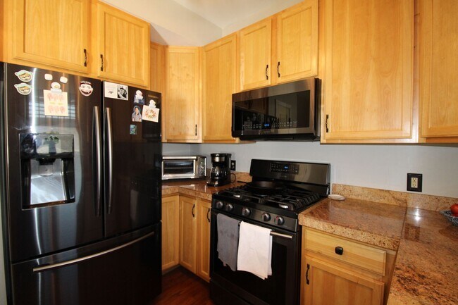 Building Photo - 2 Bedroom Home with Garage!