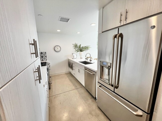 Building Photo - 73801 Shadow Mountain Dr