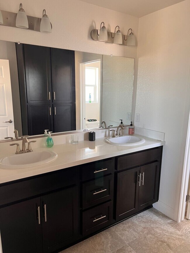 Building Photo - Charming 3-Bedroom 2.5 Bath Home for Rent ...