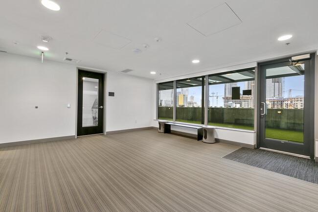 Building Photo - Nexus Condominium - 1 bedroom + den