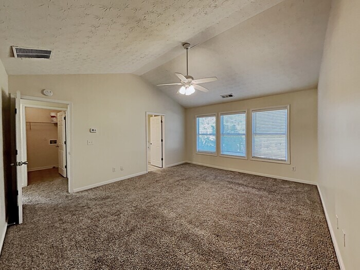 Building Photo - 2400 Village Green Dr