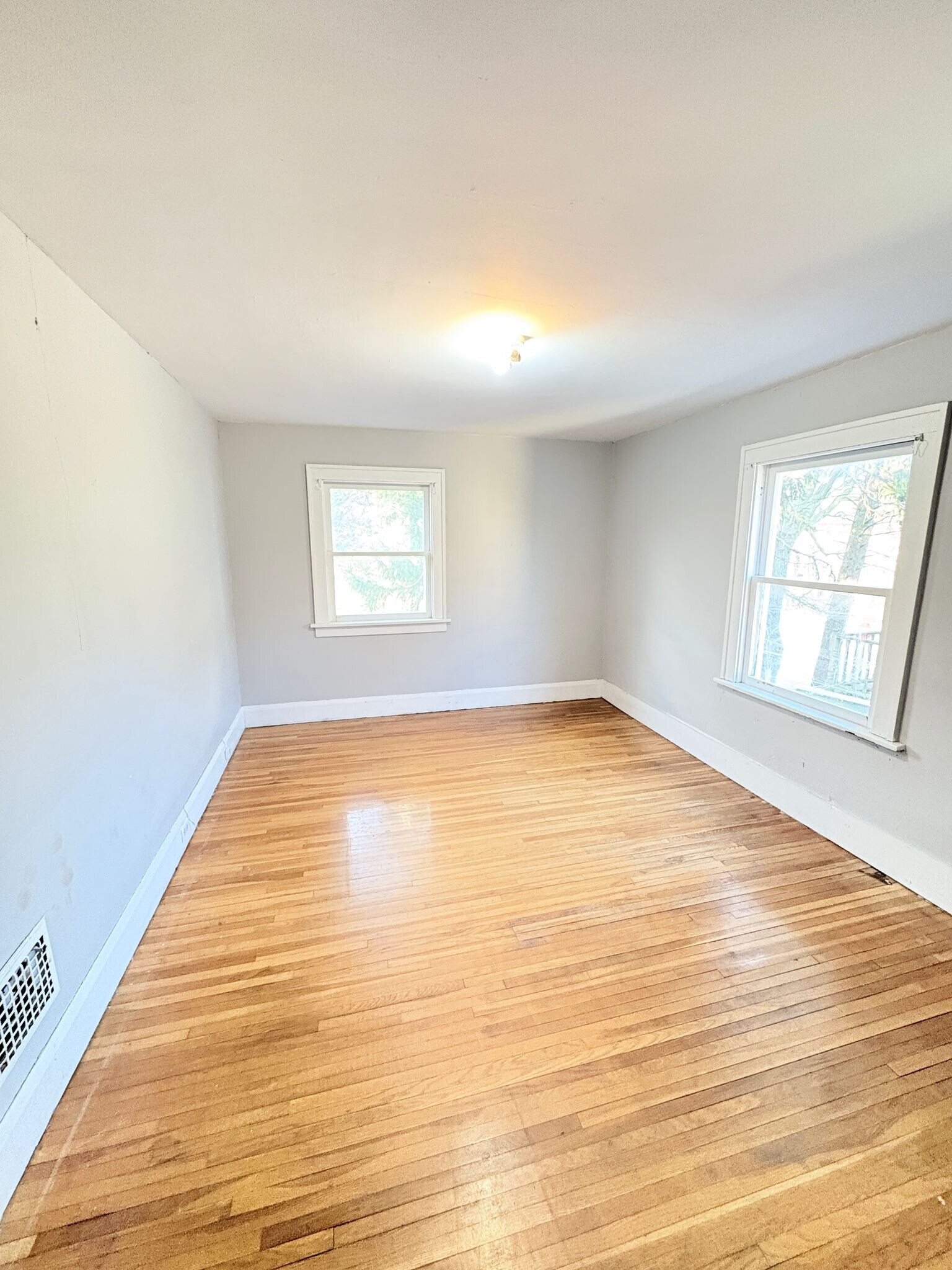 Building Photo - 1907 Oakwood Ave