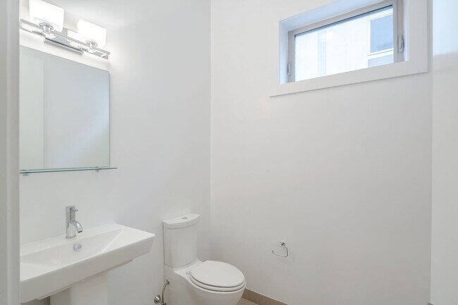 Building Photo - Northern Liberties Townhome with Parking