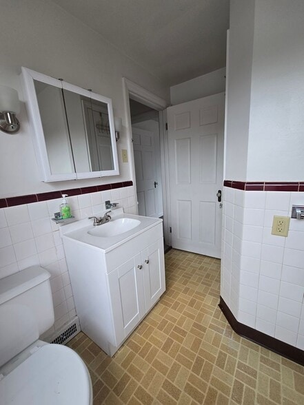 Building Photo - 335 Charles Ave