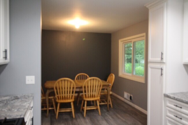 Building Photo - Beautifully updated 'Tonka rental available! 3 beds 2 baths in Royal Hills!