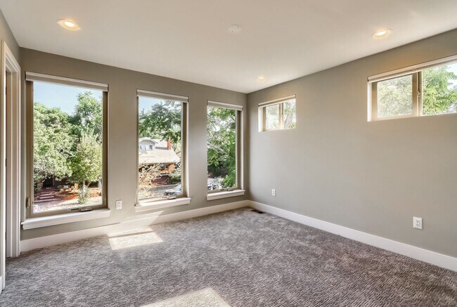Building Photo - 3 bedroom Townhome + 2 Large Flex Spaces &...