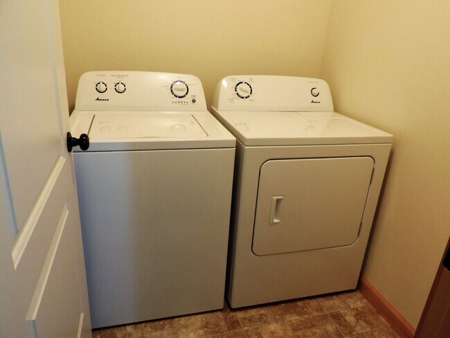 Building Photo - Beautiful 3bedroom 2 bath townhouse FOR SALE in Tioga,ND