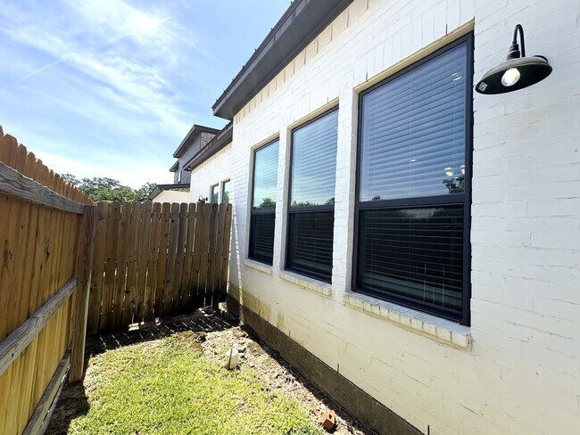 Building Photo - 4011 Oaklawn St