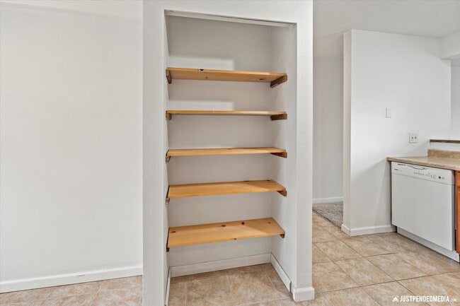 Building Photo - 2 Bed/ 2 Bath / Garage - Anchorage Condo!