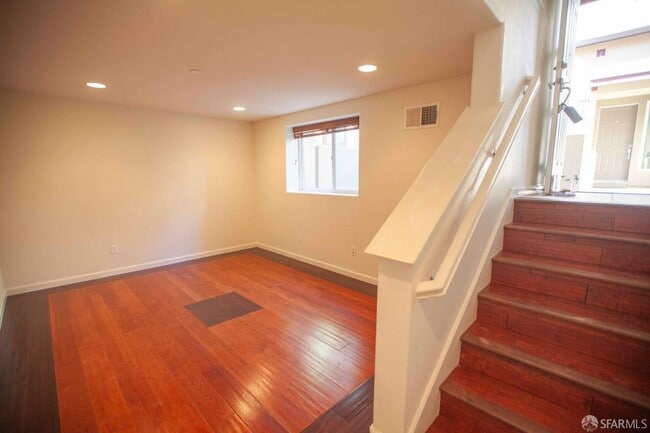 Building Photo - Beautiful updated 3-level, 3BR2.5BA and 2-car garage townhome!