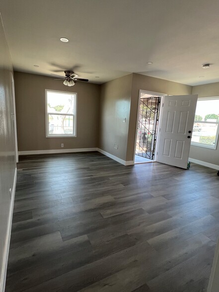Living/Diing Area - 9332 S 6th Ave