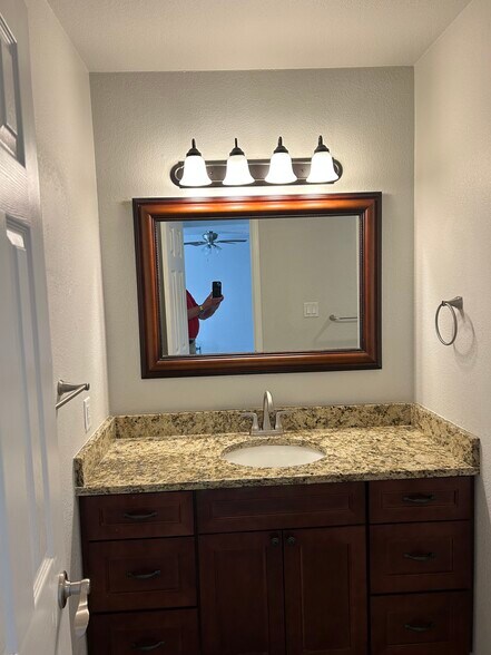 Building Photo - 1014 Elm St