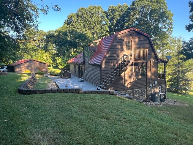 Building Photo - Large 2story in Kodak! Available Now!