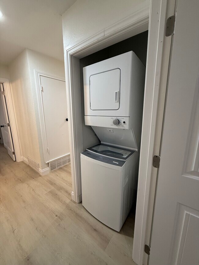 Building Photo - 305 Waller St