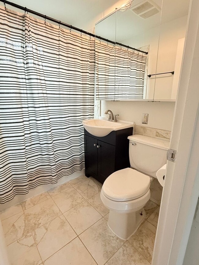 Building Photo - Rambler on corner lot in convenient Bremerton location!