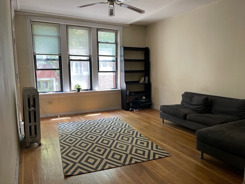Living Room - 1318 W Sunnyside Ave