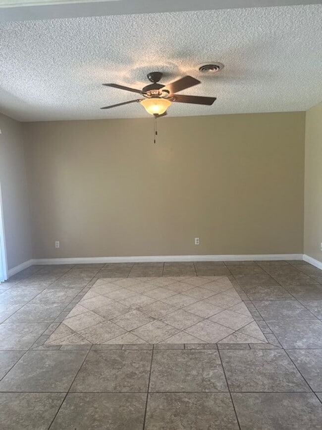 Building Photo - 6713 Kimberly Ave