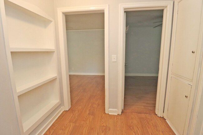 Building Photo - 2BR 1BA duplex in Rosewood