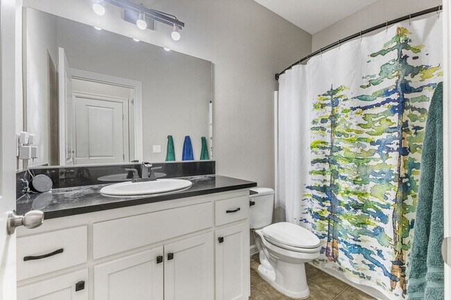 Building Photo - 5-bed, 3-bath Home in Scenic West Salem