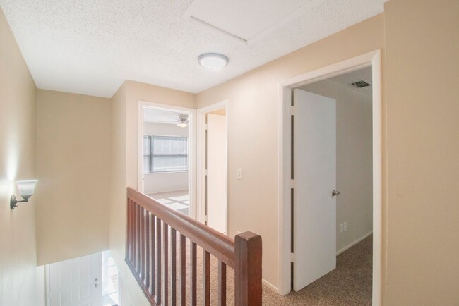 Building Photo - Spacious 2bdrm/1.5bath Townhome ** Ready N...