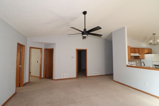 Building Photo - Spacious duplex for rent!