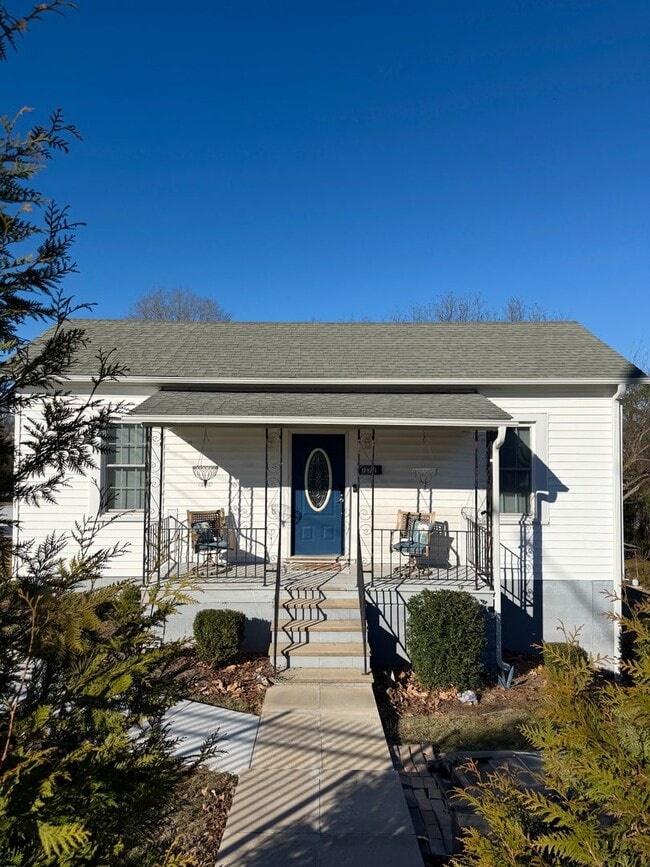 Building Photo - Furnished 2 bed 1 Bath Home