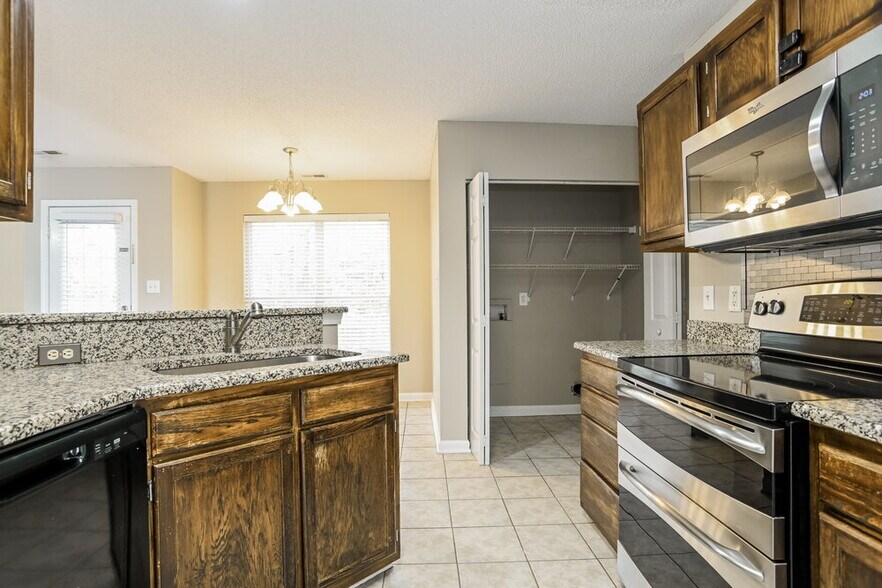 Building Photo - 14133 Southbridge Forest Dr