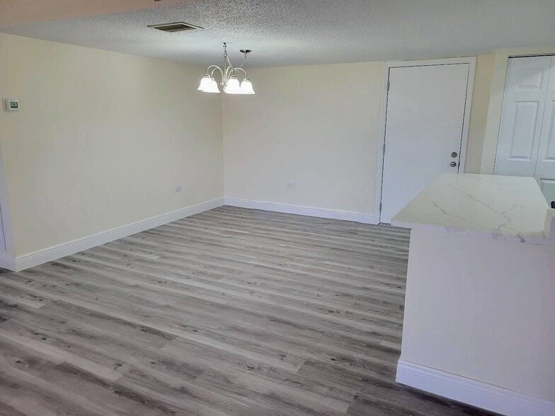 Building Photo - 500 Treasure Island Cswy