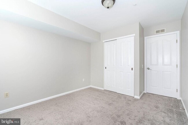 Building Photo - 600 Waters Edge Dr