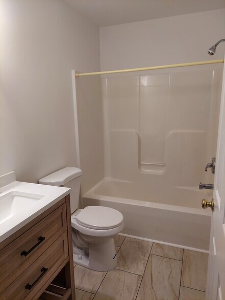 Full bath in Main Bedroom - 340 W German St