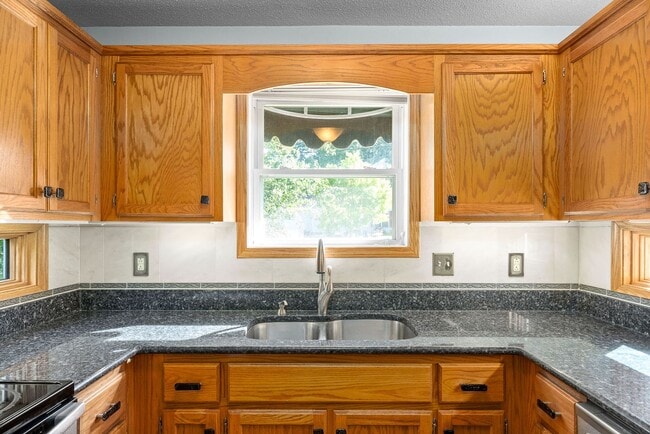 Building Photo - Pet Friendly Three Bedroom!