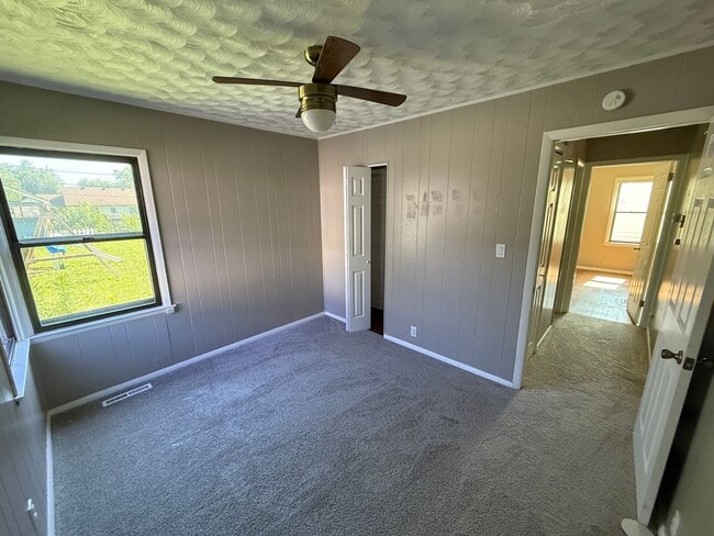 Building Photo - 3 Bedroom Single family with fenced in yard