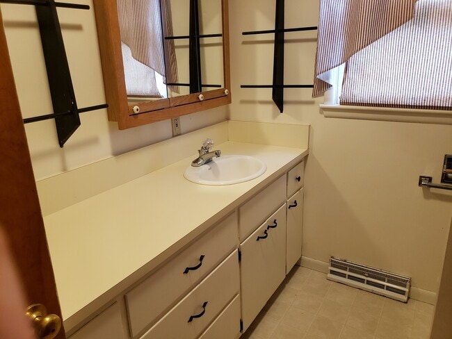 Building Photo - 3 bedroom, 1.5 Bath Home located near Skyv...