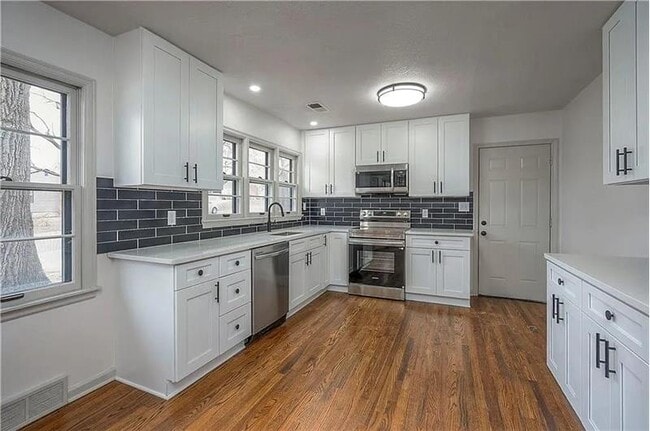 Building Photo - 7405 Glenwood Ln