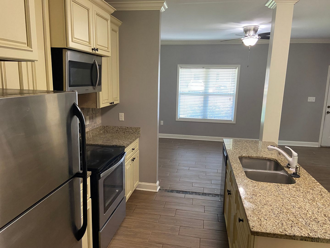 Building Photo - 3 BR/2.5 BA