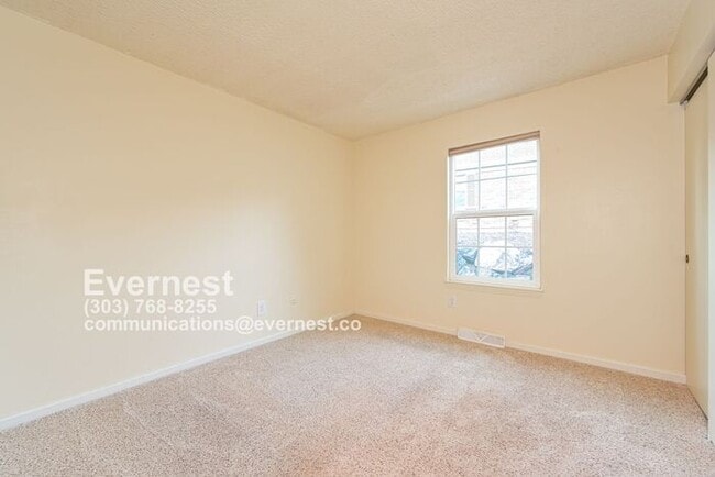 Building Photo - 2-Bedroom Home with Modern Amenities and C...