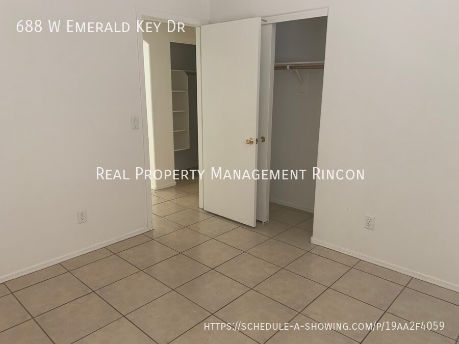 Building Photo - 688 W Emerald Key Dr