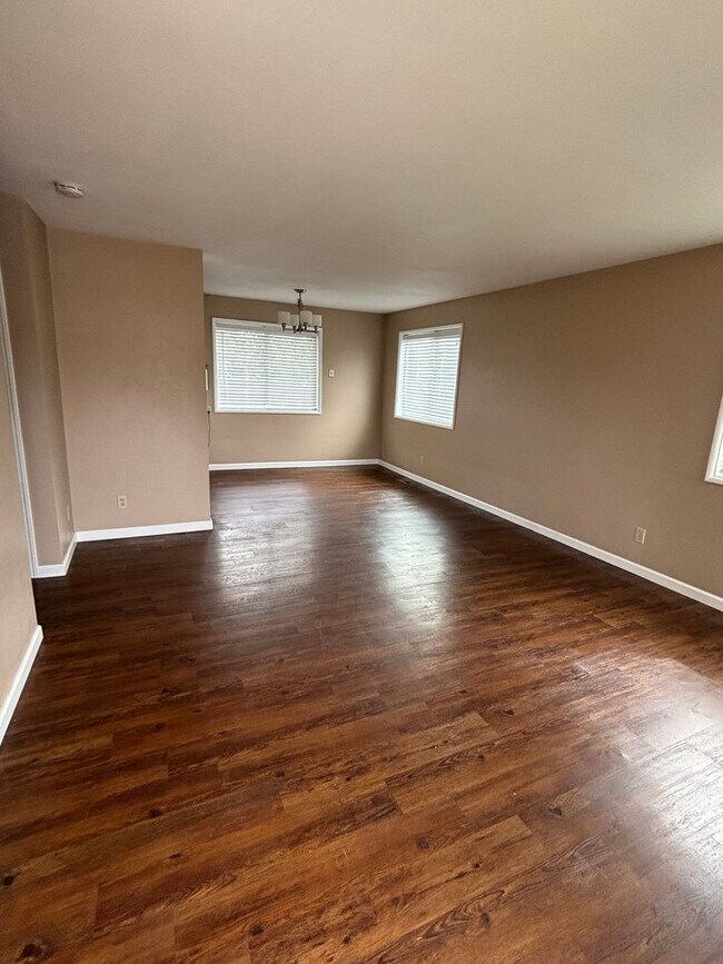 Building Photo - Spring Special! $500 Off of First Month's Rent! Only 2 Miles to OSU!!