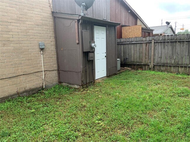 Building Photo - 5613 Hollow Pines Dr