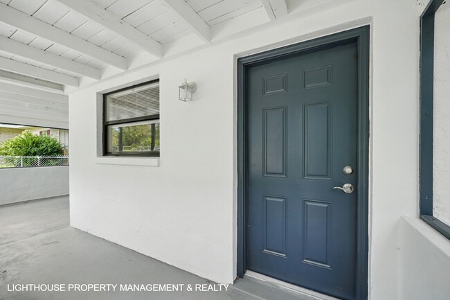 Building Photo - Renovated 3 Bed/2 Bath Home with Den & Off...