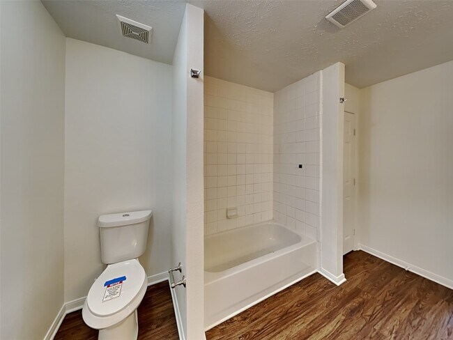 Building Photo - 16410 Tudor Point Ct