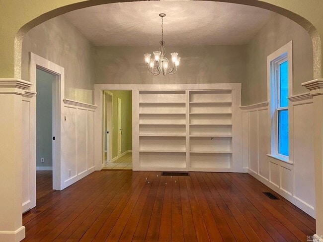 Building Photo - Darling Victorian Home - Walk to Downtown ...
