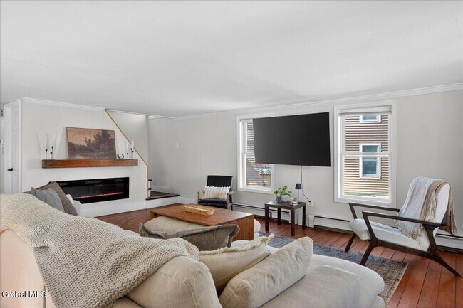 Building Photo - 106 Van Dam St