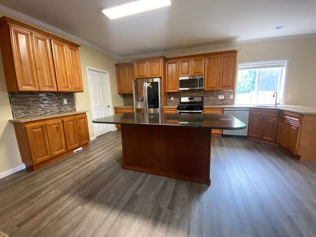 Building Photo - Beautiful 5 Bedroom Home!