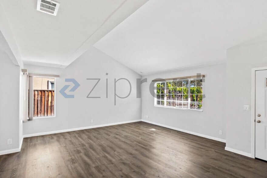 Building Photo - Unit